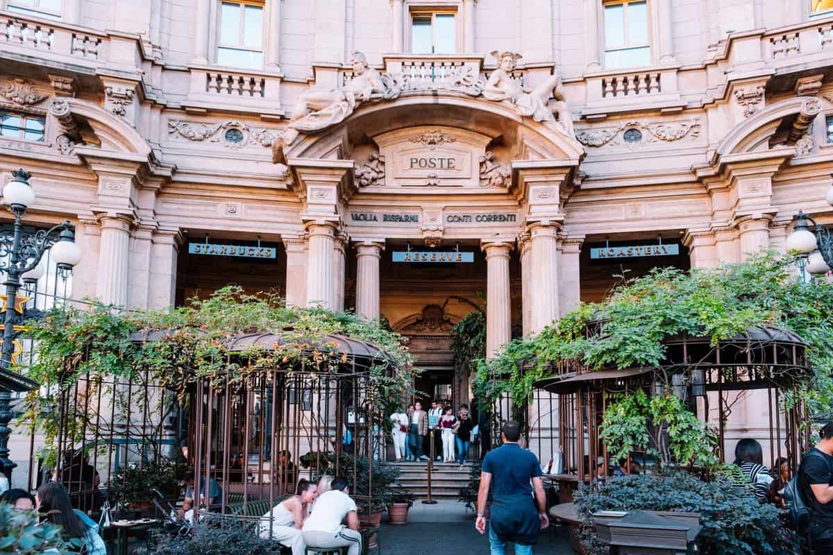 el Starbucks más grande de Italia, en milan