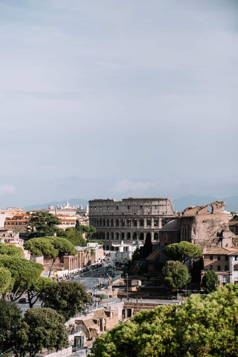 cafeteria con vistas al coliseo en roma