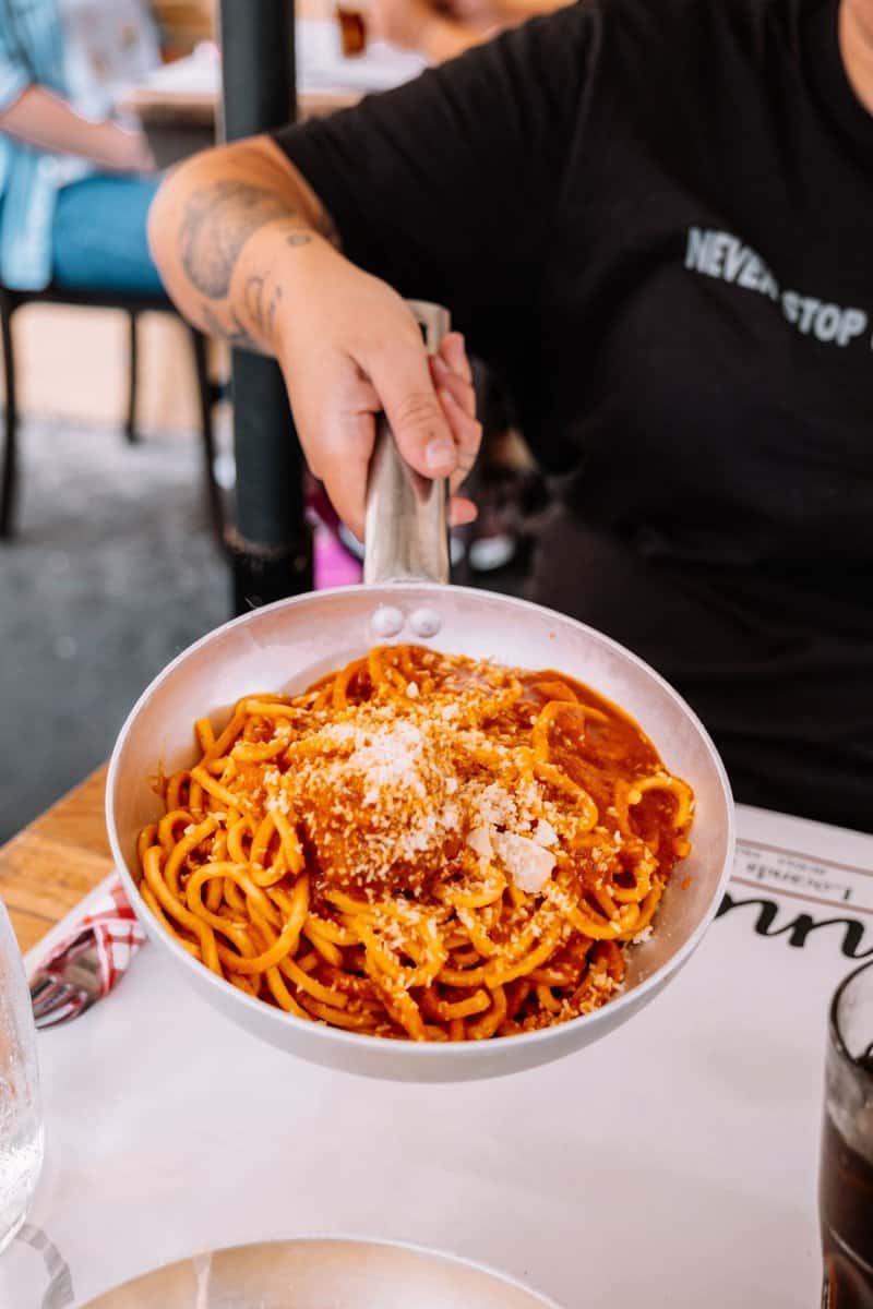 pasta en sartén en roma