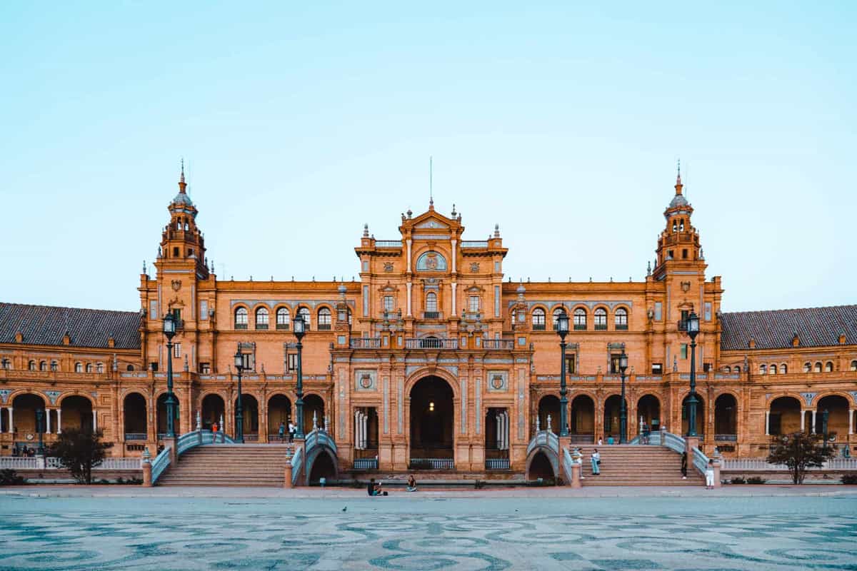 alojarse en Andalucía, ciudad de sevilla y su plaza españa. 